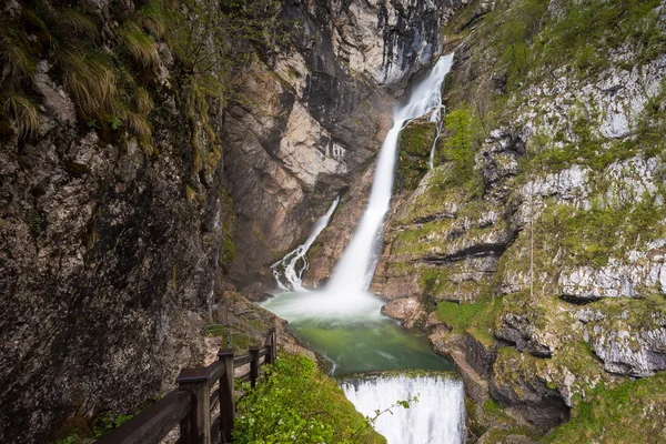 Vízesés a Savica a Triglav Nemzeti Park, Szlovénia. — Stock Fotó