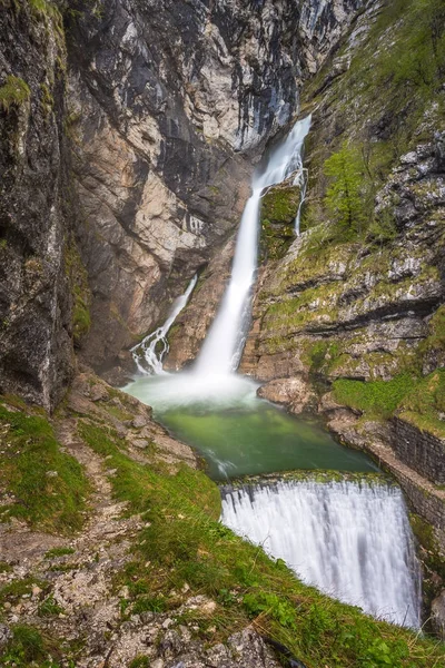 Vízesés a Savica a Triglav Nemzeti Park, Szlovénia. — Stock Fotó