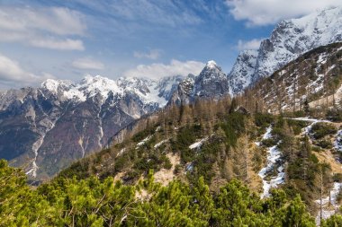 Julian Alps ve küçük dağ barınak Vrsic geçişte.