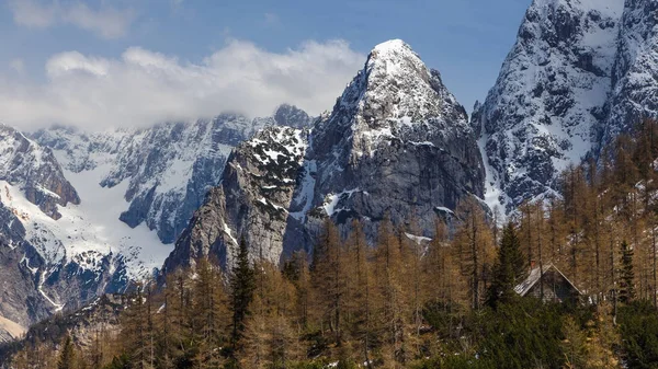 Julische Alpen en kleine berg shelter op de pas Vrsic. — Stockfoto