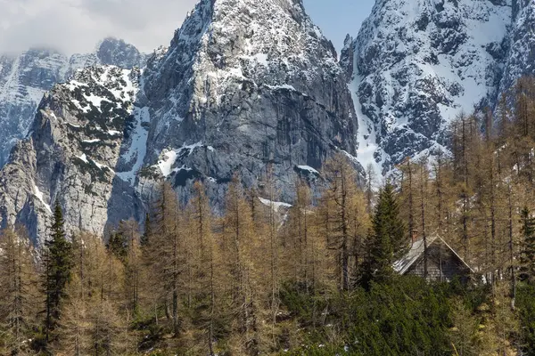 Julische Alpen en kleine berg shelter op de pas Vrsic. — Stockfoto
