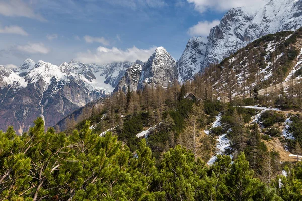 Ιουλιανές Άλπεις και μικρό ορεινό καταφύγιο για το πέρασμα Vrsic. — Φωτογραφία Αρχείου