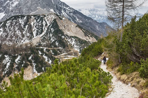 Toeristische op het pad op de pas Vrsic, Julische Alpen. — Stockfoto