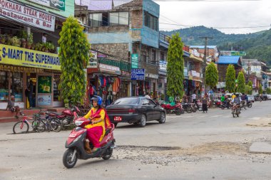 Bir scooter üzerinde Pokhara, Nepal sokaklarında kız