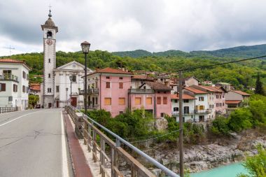 Kanal, büyüleyici bir kasaba Soca Nehri üzerinde