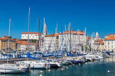 Yat ve tekne kapalı Marina Piran demirleyen.