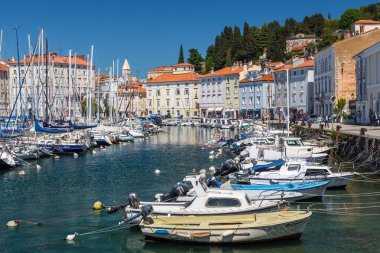 Yat ve tekne kapalı Marina Piran demirleyen.