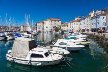 Yat ve tekne kapalı Marina Piran demirleyen.