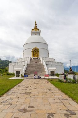 Shanti Stupa Pokhara Ananda Hill'deki bir tepenin üzerinde. Nepal