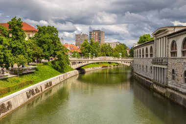 Cityscape görünümü Ljubljana eski şehirde Ljubljanica Nehri üzerinde.