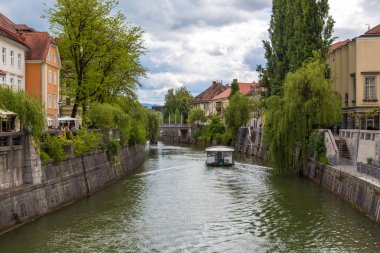 Cityscape görünümü Ljubljana eski şehirde Ljubljanica Nehri üzerinde.