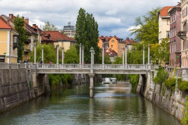 Cityscape görünümü Ljubljana eski şehirde Ljubljanica Nehri üzerinde.