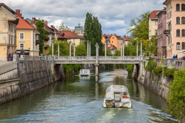 Cityscape görünümü Ljubljana eski şehirde Ljubljanica Nehri üzerinde.