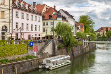 Cityscape görünümü Ljubljana eski şehirde Ljubljanica Nehri üzerinde.
