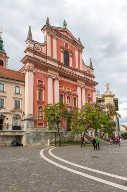 Tarihi kent merkezine ve Fransisken Kilisesi duyuru.