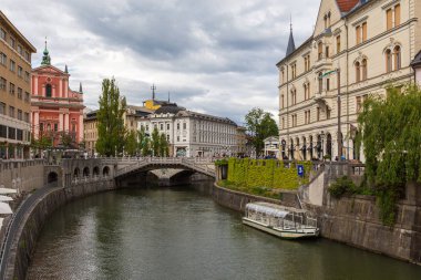 Cityscape görünümü Ljubljana eski şehirde Ljubljanica Nehri üzerinde.