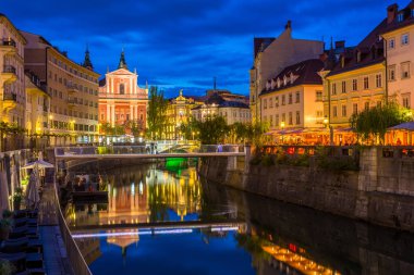 Duyuru Fransisken Kilisesi tarafından gece görüntülemek.