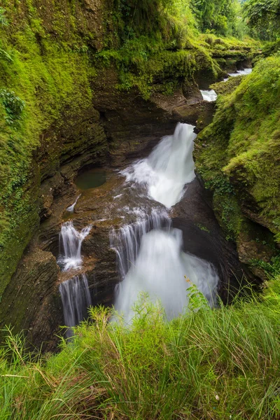 Davis Falls is a waterfall located at Pokhara in Kaski District. — Stock Photo, Image
