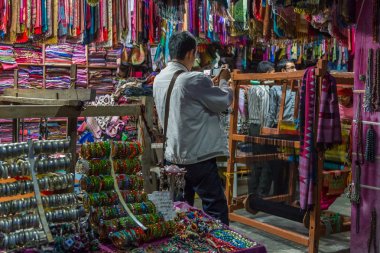 Bir dükkanda Hatıra Eşyası satın turist.