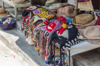 Şapka ile bir yazıt ile sokak standı.