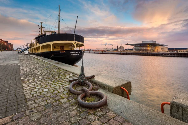 Vista da Ópera de Copenhaga e navio do cais . — Fotografia de Stock