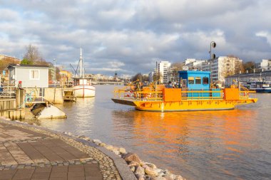 Küçük vapur Aura nehrinin bağlanma.