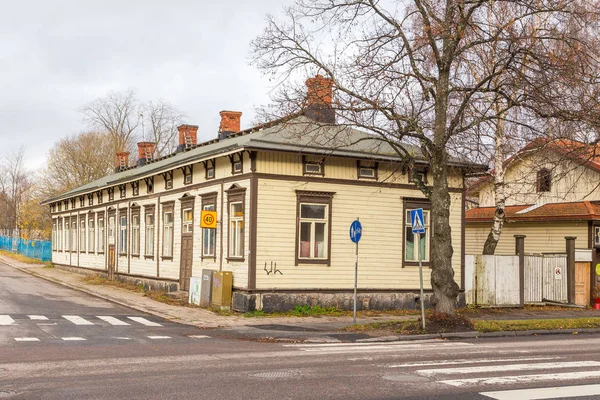 Antiguo edificio de madera en la ciudad de Turku . — Foto de Stock