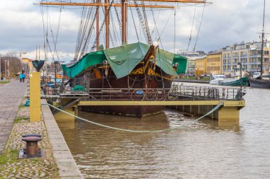 Turku Finlandiya dışında demirlemiş gemi yelken.