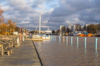 Yolcu feribot Turku Aura Nehri üzerinde.