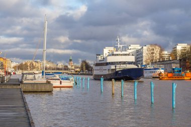 Yolcu feribot Turku Aura Nehri üzerinde.