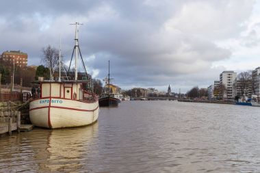 Turku Aura nehirde iskele üzerinde gemi.