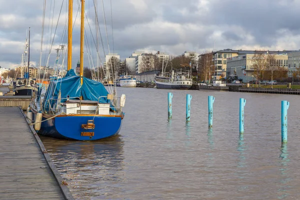 Sail ship on the quay of the Aura river in Turku. — Stock Photo, Image