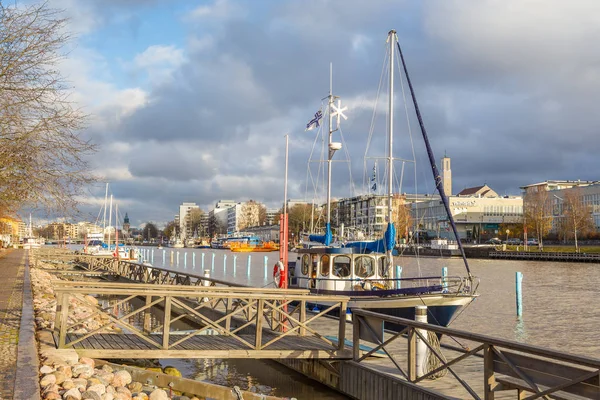 Navio no cais do rio Aura em Turku . — Fotografia de Stock