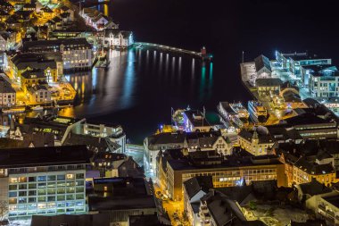 Panoramik şehir, Alesund gece Aksla Hill.