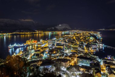 Panoramik şehir, Alesund gece Aksla Hill.