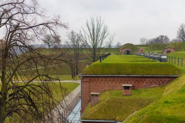 Fort yerleşim - Grodzisko, bir grup giyerek surlarının.