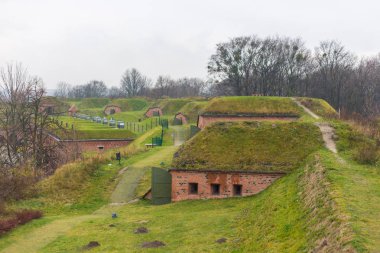 Fort yerleşim - Grodzisko, bir grup giyerek surlarının.