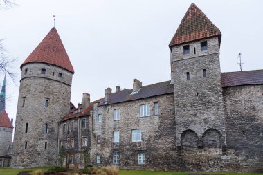 Eski savunma duvarı Tallinn mükemmel korunmuş sur içinde görünüm.