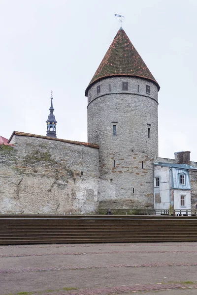 Vista da antiga muralha defensiva em fortificações perfeitamente preservadas em Tallinn . — Fotografia de Stock