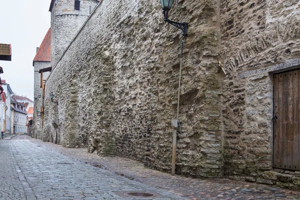 Vista de la antigua muralla defensiva en fortificaciones perfectamente conservadas en Tallin . — Foto de Stock