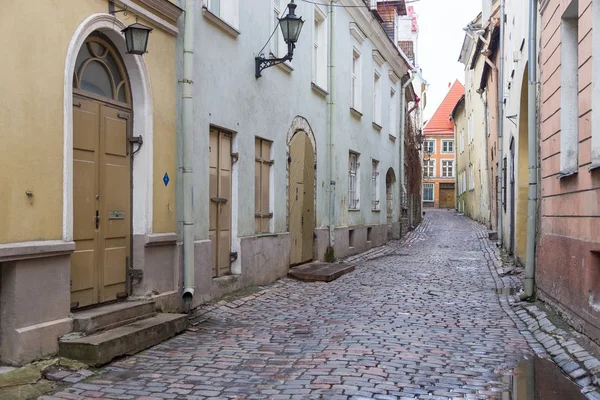 Calle histórica del casco antiguo de Tallin . — Foto de Stock