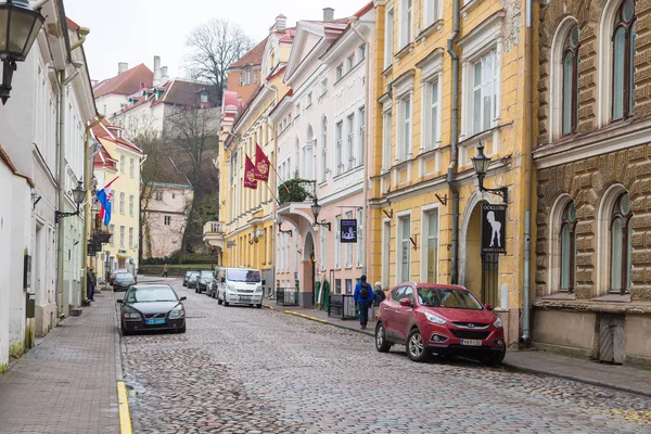 Calle histórica del casco antiguo de Tallin . — Foto de Stock