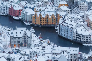 Şehir, Alesund gündoğumu sırasında Aksla Tepesi'nden görünümünü.