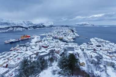 Şehir, Alesund gündoğumu sırasında Aksla Tepesi'nden görünümünü.