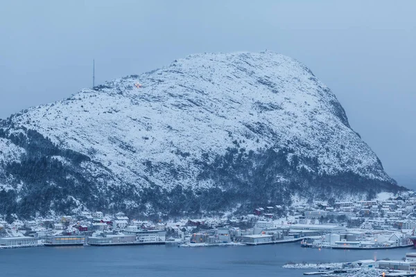 Vista de la ciudad de Alesund durante el amanecer desde la colina de Aksla . — Foto de Stock