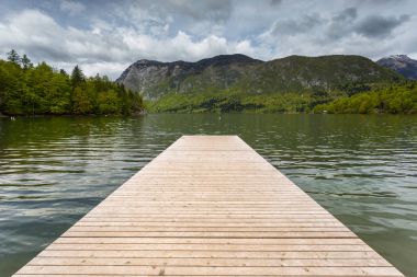 Güzel göl Bohinj, Julian Alps iskelede,