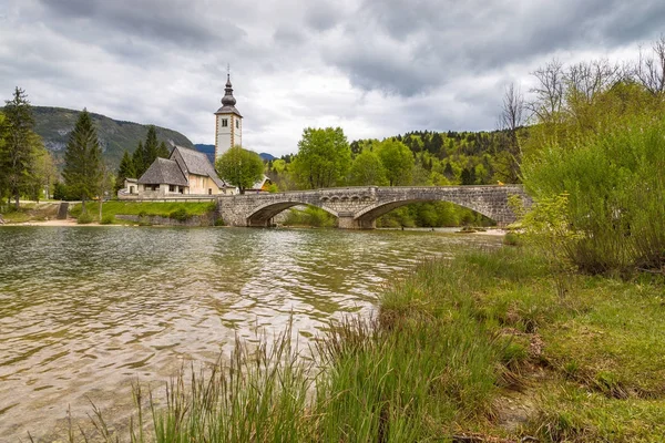 Johannes döparens kyrka på sjön Bohinj — Stockfoto