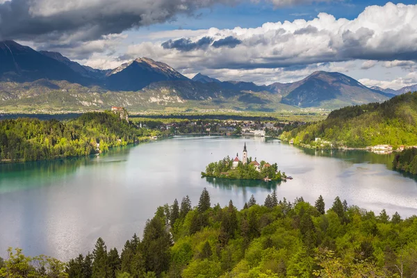 Вид з гори Ojstrica самим знаменитим місцем у Словенії Blejski Оток — стокове фото