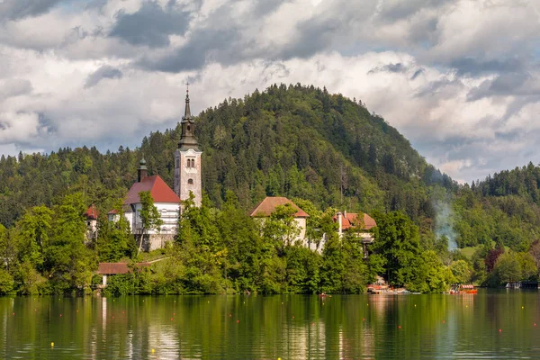 Den vackrast belägna kyrkan i Slovenien, Blejski Otok — Stockfoto