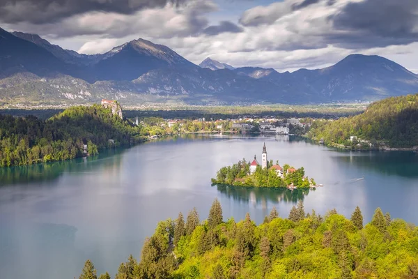 Visa från kullen Ojstrica till de mest kända platserna i Slovenien Blejski Otok — Stockfoto